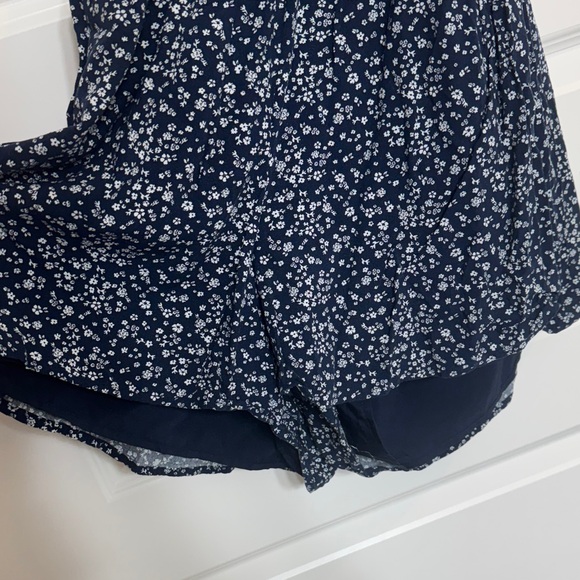 Hollister Navy and White Floral Romper - Picture 4 of 10